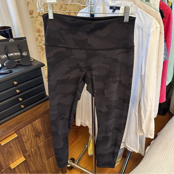Lululemon black camo leggings sz 8 - Picture 2 of 4